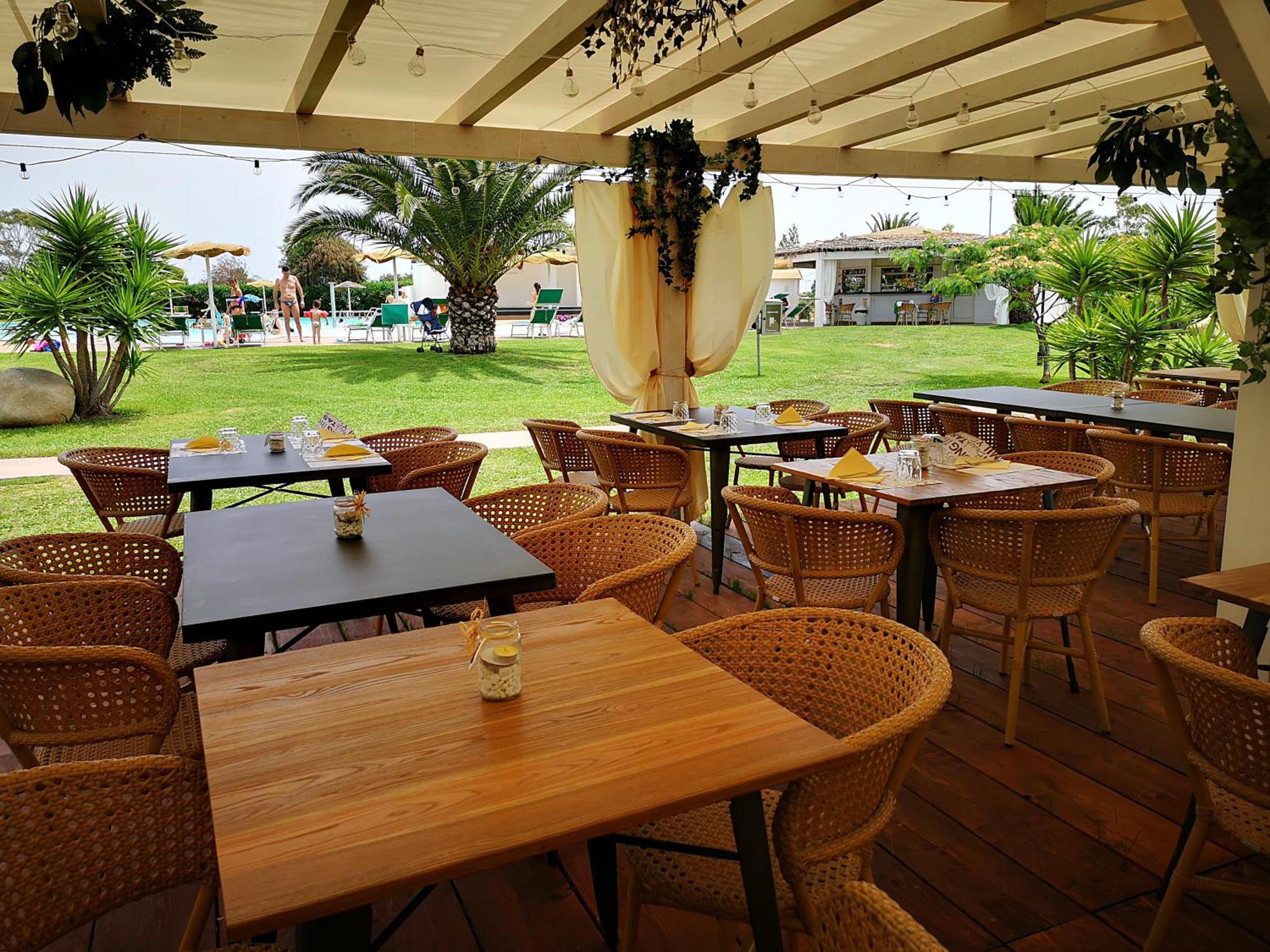 Rey Beach Club Monte Nai Exteriör bild